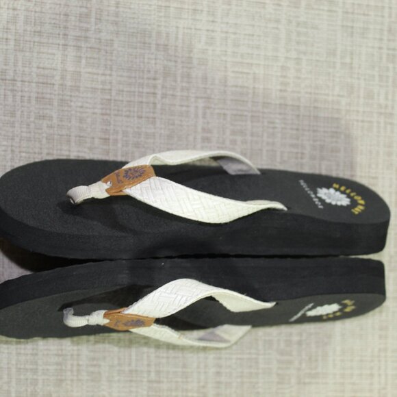NWOT Yellow Box Mellow Mat Thong Sandals - Picture 3 of 6
